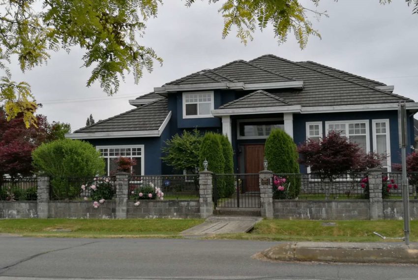 For Rent: 4 Bed 1 Den 4 Bath House in Richmond (Next to McNair Park) | Selling & Managing Vancouver Real Estate